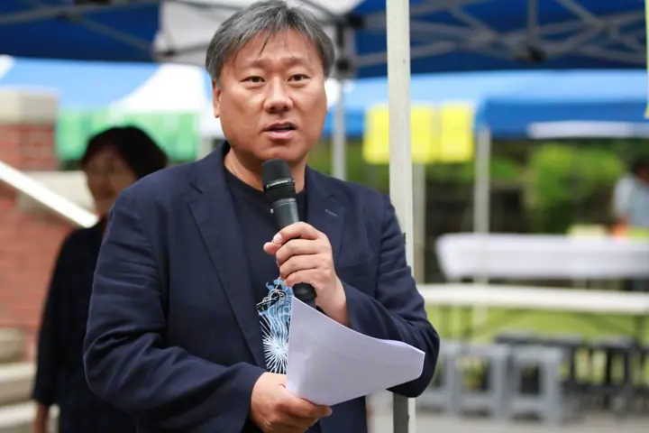 행사에서 마이크를 든 강민오 대표